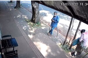 Mulher quase caiu na calçada nova da Rui Barbosa