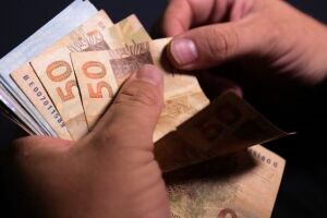 Salário dos servidores está na conta e governador prepara primeira parcela de 13&ordm;