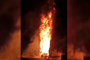 Caminhão com gás de cozinha pega fogo e atinge mais dois veículos em GO (vídeo)