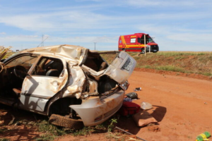 Carro capota e deixa três feridos em Chapadão do Sul