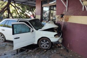 Motorista 'fura' sinal vermelho, arranca árvore e bate contra parede em Naviraí (vídeo)