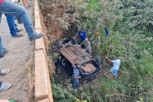 Carro ficou com as rodas para o ar