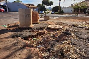 Obra abandonada deixa rua destruída e moradores revoltados no Monte Castelo