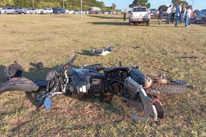 A moto ficou destruída caída no canteiro da via