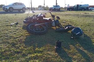 A moto ficou destruída caída no canteiro da via