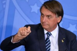 Bolsonaro edita decreto que obriga postos a exibir preço dos combustíveis antes e depois da redução 