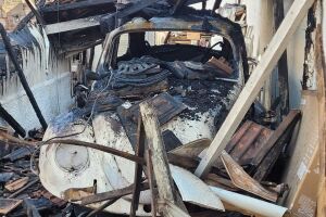 A casa e o fusca foram destru&iacute;dos pelas chamas