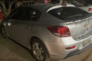 Carro que grupo de bandidos empurrava