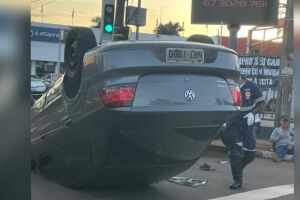 Carro ficou bastante danificado