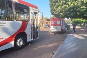 Carreta invade preferencial e bate em ônibus lotado de passageiros em Campo Grande (vídeo)