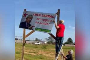 Apoiadores fizeram questão de derrubar a placa