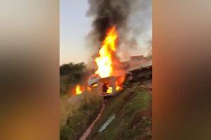 Carretas batem de frente, pegam fogo e duas pessoas morrem em Itaquiraí (vídeo)