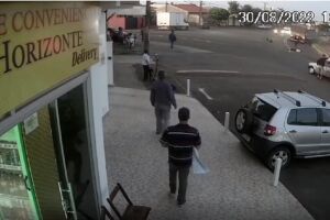 Mulher bate em caminhão e 'voa' de carro desgovernado no PR (vídeo)