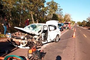 Acidente com carro e carreta deixa motorista preso às ferragens em Dois Irmãos do Buriti