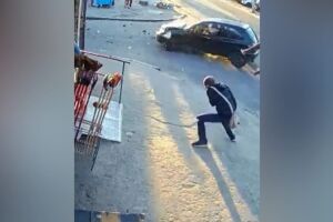 Motociclista em alta velocidade 'voa' após bater de frente com carro no RJ (vídeo)