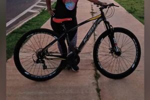 Mãe pede ajuda para localizar bicicleta do filho roubada em escola no Nova Lima
