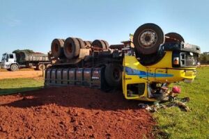 Barra de direção quebra, caminhão capota e deixa motorista ferido em Taquarussu 