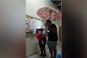 Paciente usa guarda-chuva para se proteger das goteiras em UPA (vídeo)