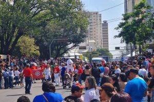 Após dois anos, campo-grandenses lotam a Rua 13 de Maio para prestigiar o Desfile Cívico