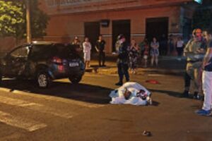 Carro atravessa preferencial e mata motociclista em Dourados