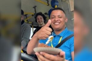 Motorista de ônibus se emociona ao ganhar festa de aniversário em pleno expediente em SC