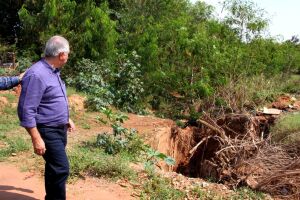 Governador viu de perto situação da cratera 
