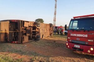 Ônibus que saiu de Corumbá tomba e mata duas pessoas em rodovia de SP