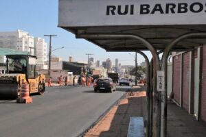 Rua Rui Barbosa recebe recapeamento