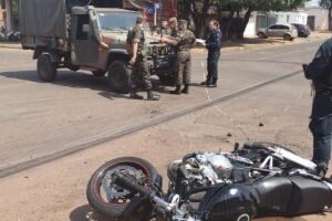 Motociclista fratura a perna em acidente com carro do Exército em Três Lagoas