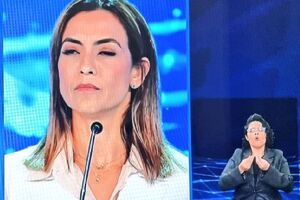 Soraya piscou sem parar em debate