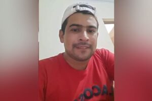 Homem leva cinco tiros em frente de casa na fronteira