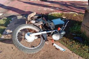 A moto bateu contra um ônibus 