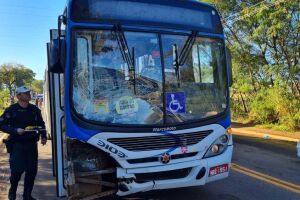 A moto bateu no ônibus