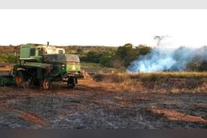 Colheitadeira pega fogo e chamas se espalham em reserva ambiental em Amambai