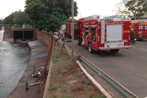 Bombeiros resgatam homem que caiu em córrego em Campo Grande (vídeo)