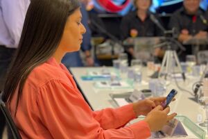 Rose Modesto firma compromisso com servidores