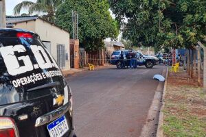 Vítima caiu próximo ao meio-fio ao ser atingido pelos tiros