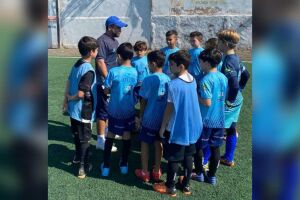 Arce com alunos da escolinha Arena
