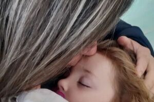 Mãe e filha durante atendimento na UPA Leblon