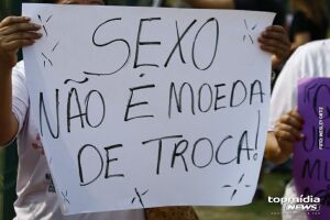 Cartaz levado por militantes
