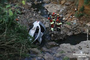 Bombeiros retiram corpo de motorista de barranco