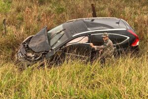 Carro capota e deixa família ferida na BR-376, entre Ivinhema e Nova Andradina

