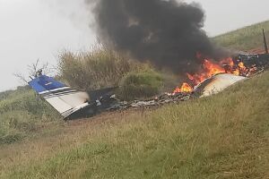 Avião boliviano cai e pega fogo na fronteira