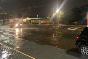 Chuva chega a Campo Grande e deixa bairro sem energia
