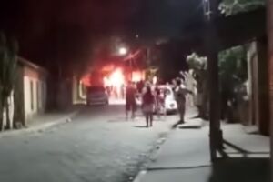 Homem que assassinou mulher com tiro tem casa incendiada em Corumbá (vídeo)