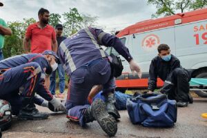 Acidente com duas motocicletas deixa idoso ferido em Coxim