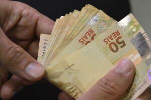 Servidores recebem salários no sábado