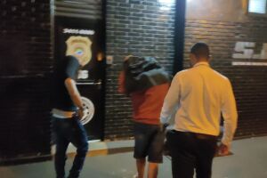 Suspeitos chegam à delegacia de Dourados 