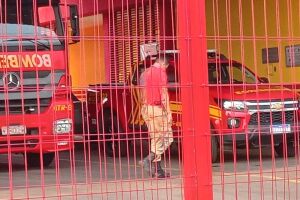Ele foi medicado após pedir ajuda para os bombeiros na Costa e Silva 