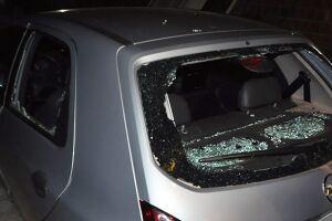 Mulher quebra vidros de carro e urina no banco do carro do ex-namorado em Campo Grande